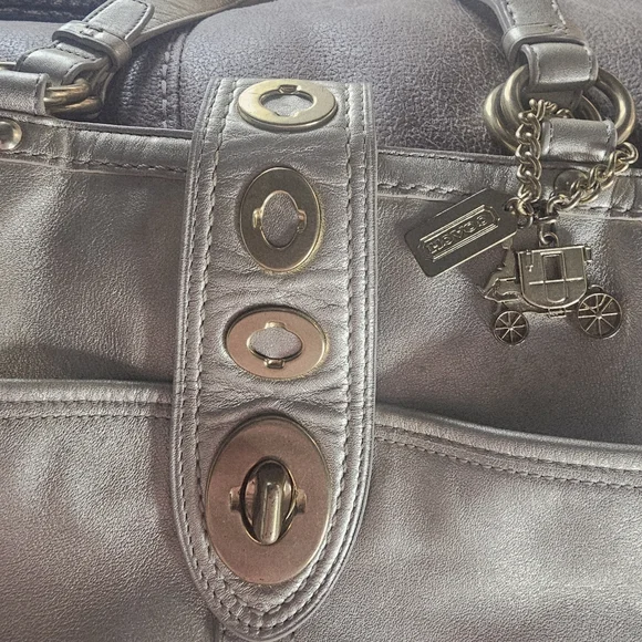 Coach Lily Legacy, Gold Metalic With Turnlock. - Picture 11 of 16